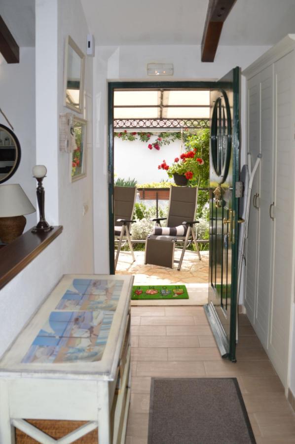 Issa Holiday Home - 3 Min Walk To Beach Kaštela Εξωτερικό φωτογραφία