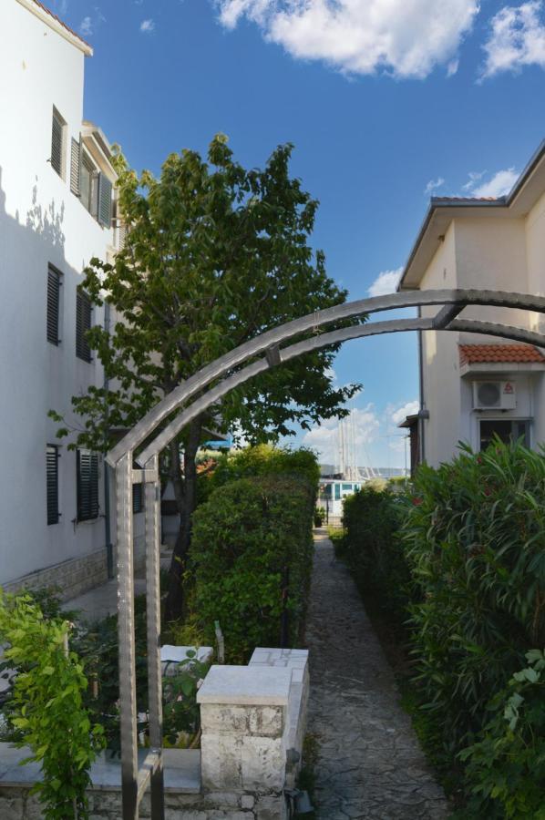 Issa Holiday Home - 3 Min Walk To Beach Kaštela Εξωτερικό φωτογραφία